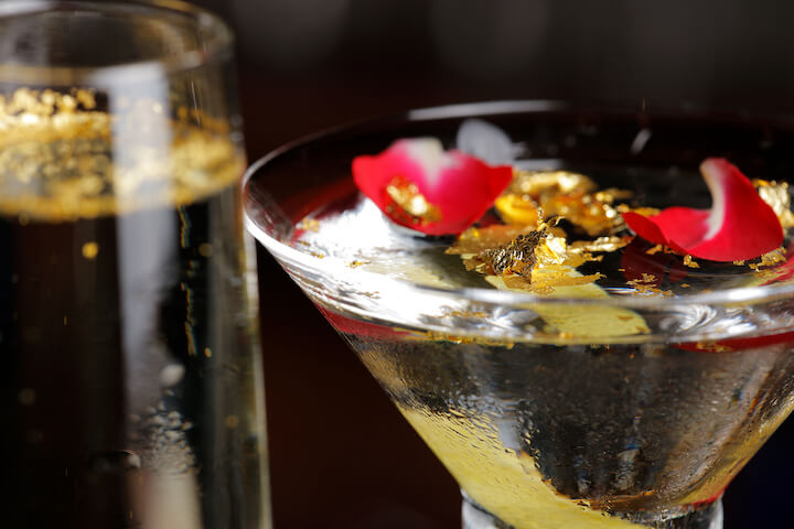 cocktail con fiocchi di oro alimentare come decorazione