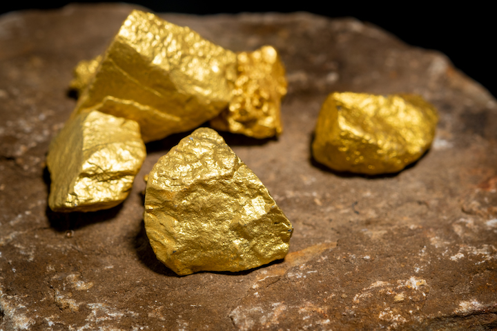 Pepite di oro giallo in natura